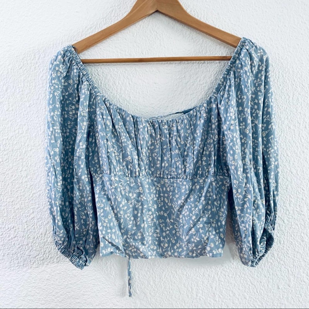 Audrey 3+1 blue floral crop top size medium